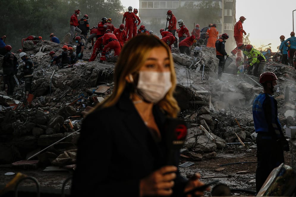 Türkei, Izmir: Die Suche von Rettungskräften nach Überlebenden in den Trümmern eines eingestürzten Gebäudes.