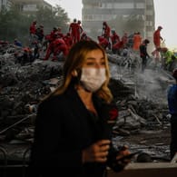Türkei, Izmir: Die Suche von Rettungskräften nach Überlebenden in den Trümmern eines eingestürzten Gebäudes.