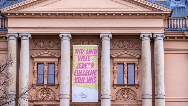 Ein Transparent mit der Aufschrift "Wir sind viele - Jeder einzelne von uns" am geschlossenen Mecklenburgischen Staatstheater in Schwerin. Ein Transparent mit der Aufschrift "Wir sind viele - Jeder einzelne von uns" am geschlossenen Mecklenburgischen Staatstheater in Schwerin.