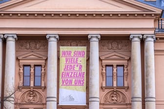 Ein Transparent mit der Aufschrift "Wir sind viele - Jeder einzelne von uns" am geschlossenen Mecklenburgischen Staatstheater in Schwerin.