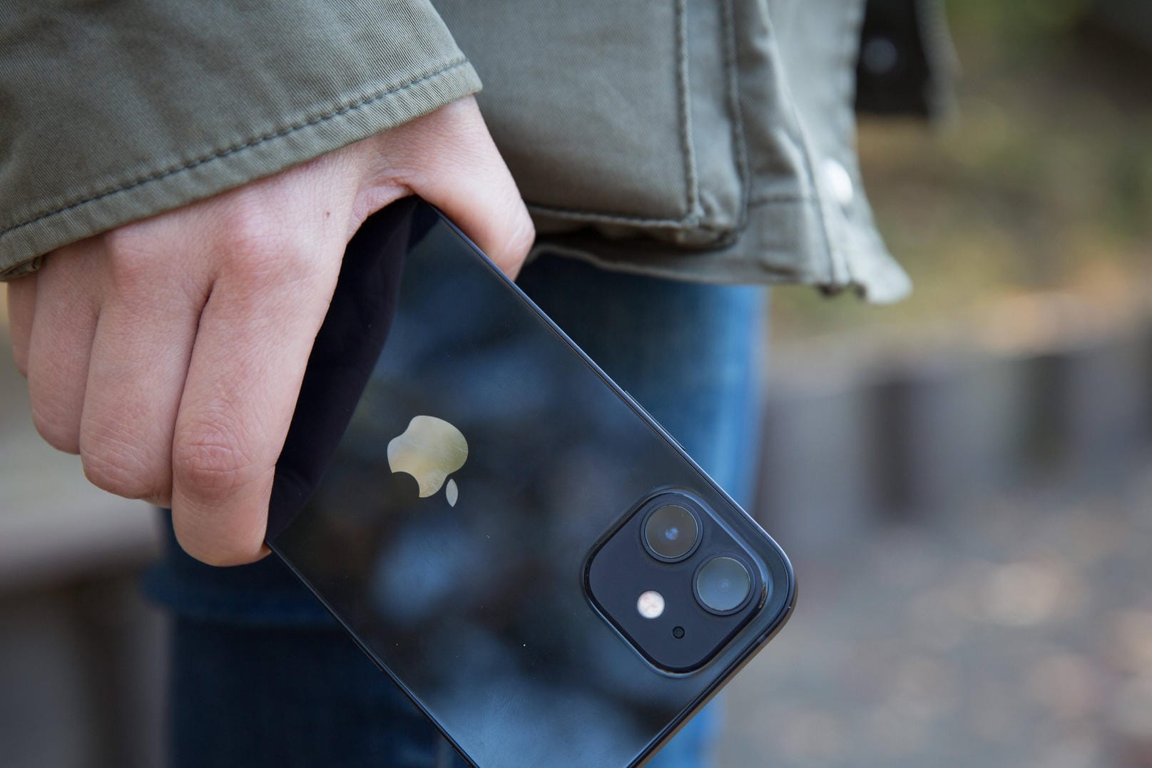 Ein iPhone 12 (Symbolbild): Mit iOS 14 erhalten iPhones eine zusätzliche Taste.