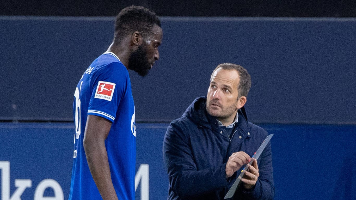 Manuel Baum (re.): Der Cheftrainer will gemeinsam mit Spieler Salif Sané (li.). den ersten Schalker Pflichtspielsieg der Saison einfahren.