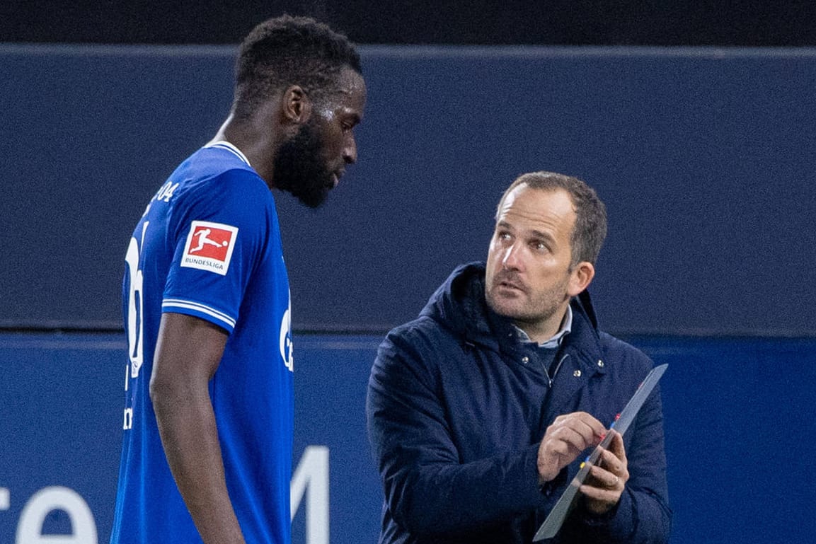 Manuel Baum (re.): Der Cheftrainer will gemeinsam mit Spieler Salif Sané (li.). den ersten Schalker Pflichtspielsieg der Saison einfahren.