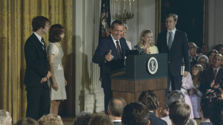 Richard Nixon (am Pult): Als erster Präsident der US-Geschichte trat er zurück.
