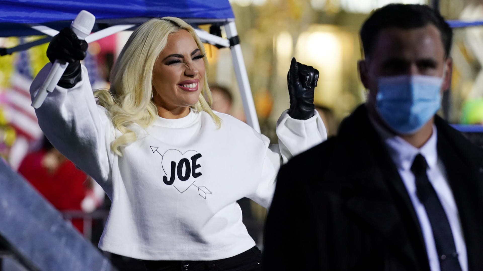 Lady Gaga: Schon allein mit ihrem Pulli zeigt sie, wer ihre Stimme bekommt.