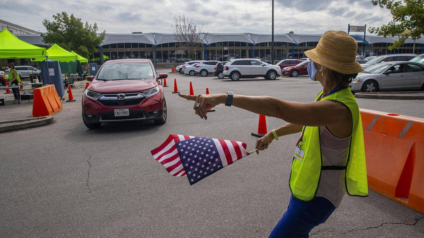 Ein Parkplatz in Austin, Texas: Hier konnten Autofahrer ihre Stimmzettel abgeben, ohne die Fahrzeuge zu verlassen.