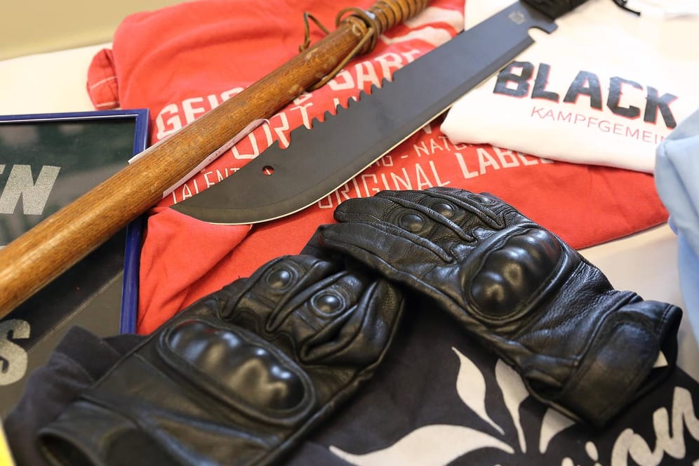 Ein Schlagstock, eine Machete, Kampfhandschuhe: Bei einer Razzia in der Hooligan-, Kampfsport- und rechtsextremistischen Szene im Raum Cottbus wurden diese Gegenstände gefunden.