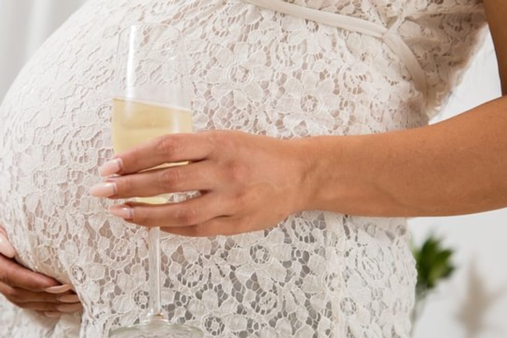 Alkohol in der Schwangerschaft: Sollten werdende Mütter auch zu festlichen Anlässen lieber alkoholfreie Getränke trinken?