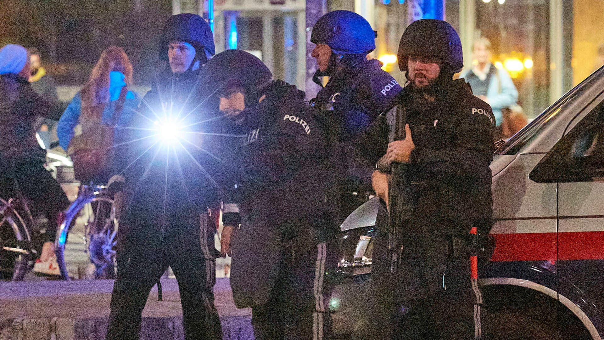 Wien: Bewaffnete Polizisten nach einem Terrorangriff in der Innenstadt am 2. November 2020.