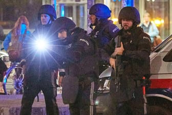 Wien: Bewaffnete Polizisten nach einem Terrorangriff in der Innenstadt am 2. November 2020.