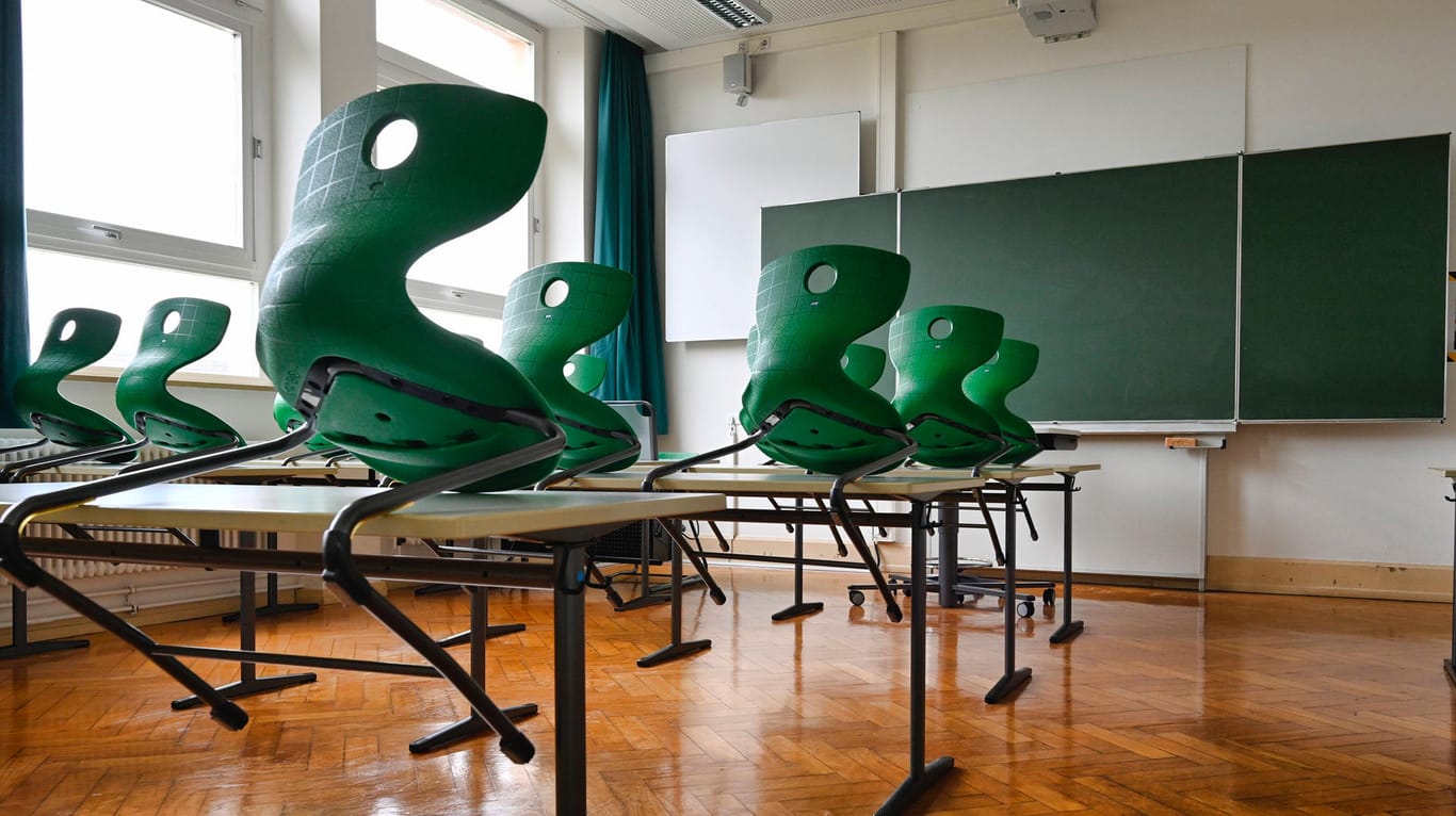 Ein leeres Klassenzimmer (Symbolbild): In Wuppertal ist eine Realschule wegen eines Corona-Falls geschossen worden.