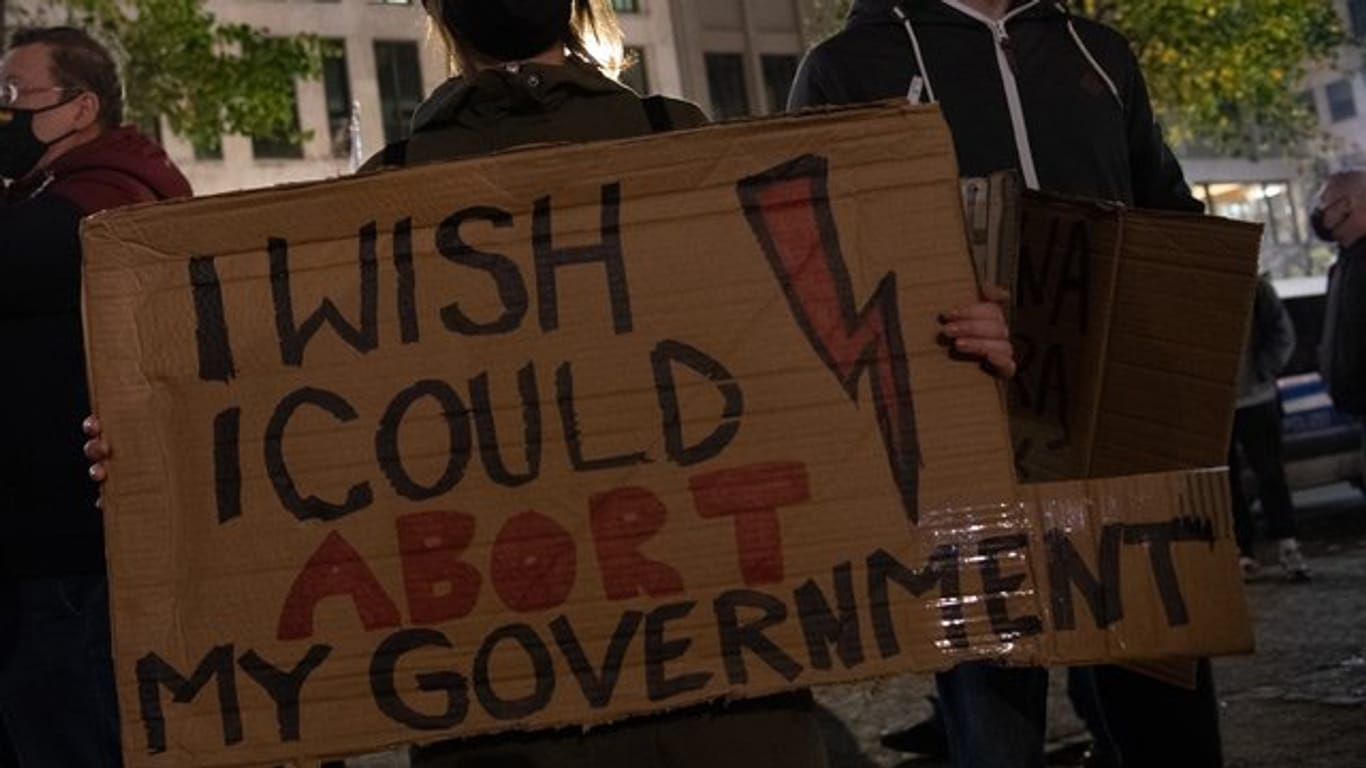 Eine Frau protestiert gegen die Verschärfung des Abtreibungsverbots in Polen.