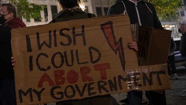 Eine Frau protestiert gegen die Verschärfung des Abtreibungsverbots in Polen. Eine Frau protestiert gegen die Verschärfung des Abtreibungsverbots in Polen.