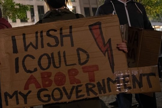 Eine Frau protestiert gegen die Verschärfung des Abtreibungsverbots in Polen.