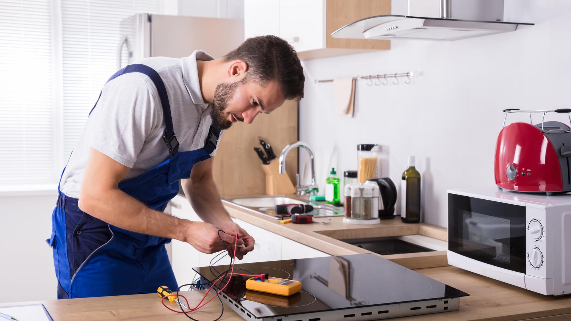 Handwerker in der Corona-Krise: Abstandsregeln können nicht immer eingehalten werden, wenn ein Elektriker, Maler oder Sanitärtechniker im Haus ist.