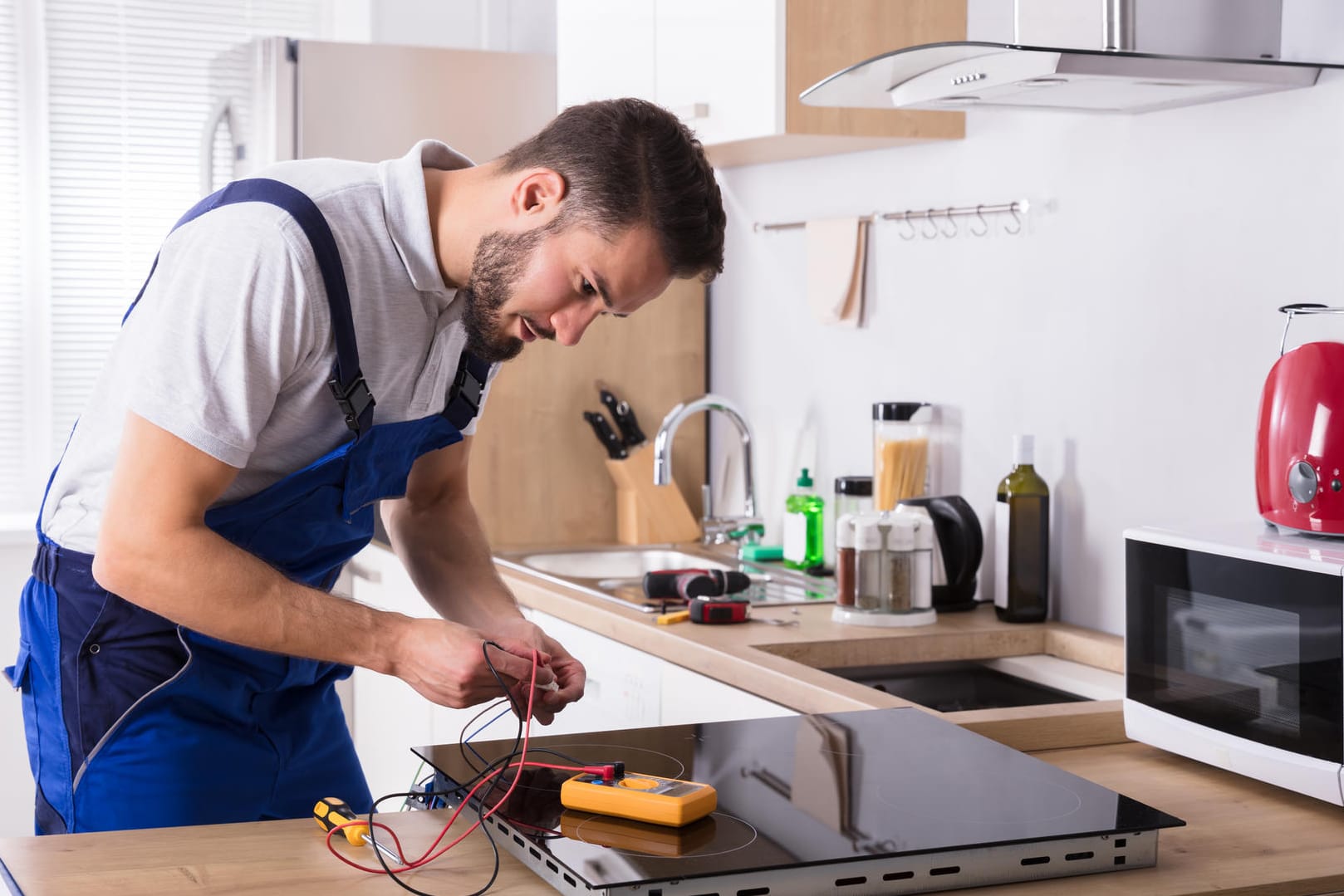 Handwerker in der Corona-Krise: Abstandsregeln können nicht immer eingehalten werden, wenn ein Elektriker, Maler oder Sanitärtechniker im Haus ist.