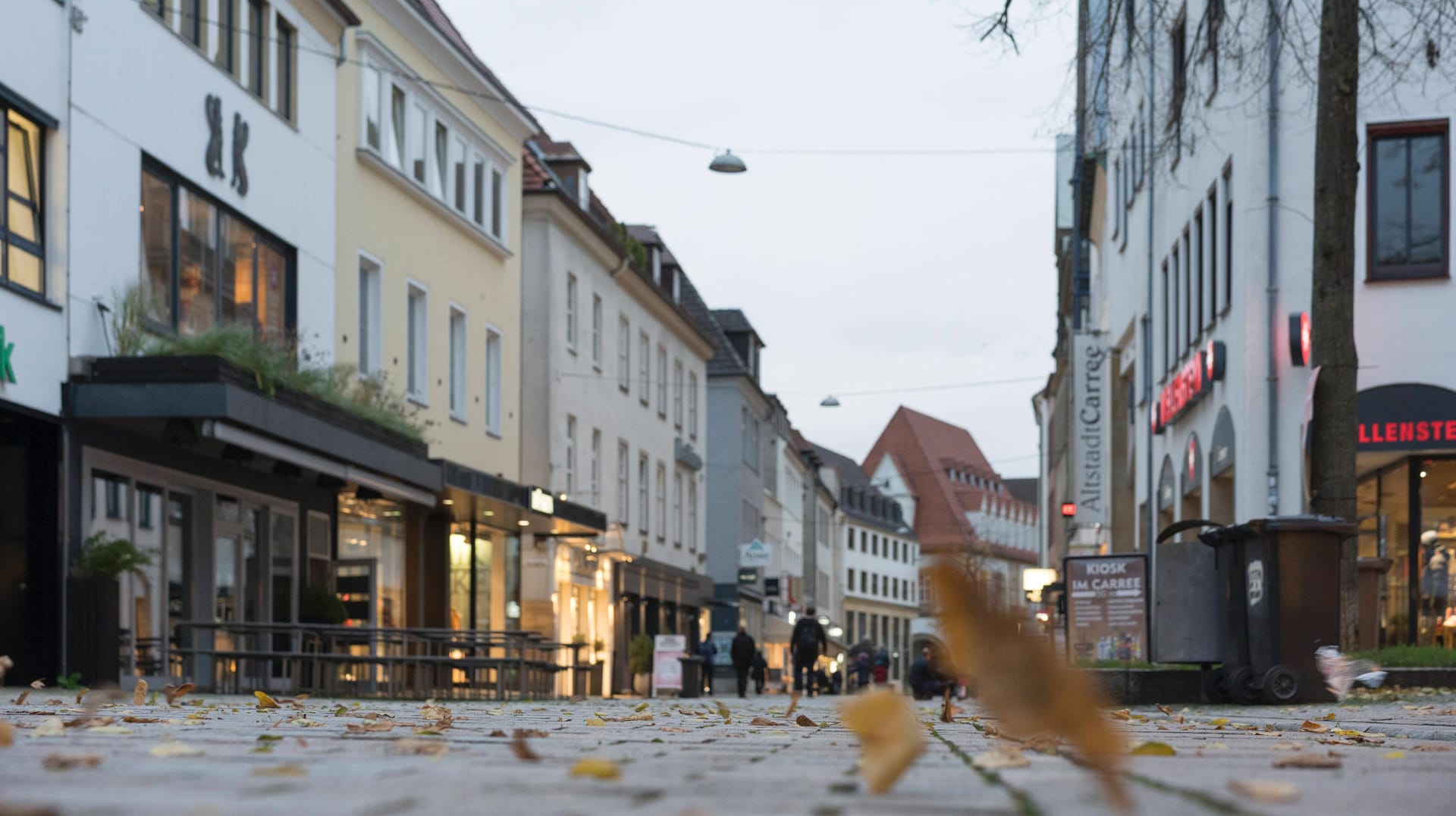 Die Bielefelder Obernstraße ist während des Corona-Lockdowns nur von wenigen Menschen besucht: Wegen der Corona-Zahlen sind die Bürger in Bielefeld dazu aufgerufen, zu Hause zu bleiben. Die Polizei will da mit gutem Beispiel vorangehen.