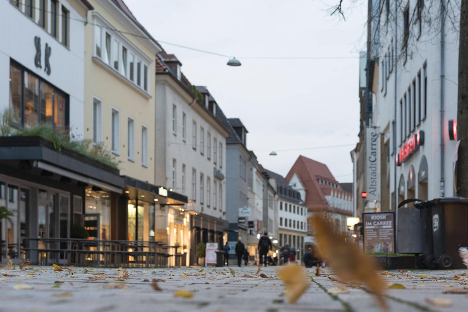 Die Bielefelder Obernstraße ist während des Corona-Lockdowns nur von wenigen Menschen besucht: Wegen der Corona-Zahlen sind die Bürger in Bielefeld dazu aufgerufen, zu Hause zu bleiben. Die Polizei will da mit gutem Beispiel vorangehen.