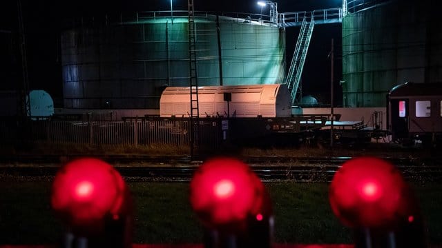 Der Castor-Zug fährt aus dem Bahnhof Nordenham.