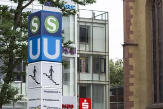 Ein U- und S-Bahnschild an einer Station in Frankfurt (Symbolbild): In Frankfurt steht ein Mann vor Gericht, der einen Rollstuhlfahrer vor eine einfahrende Bahn gestoßen haben soll.