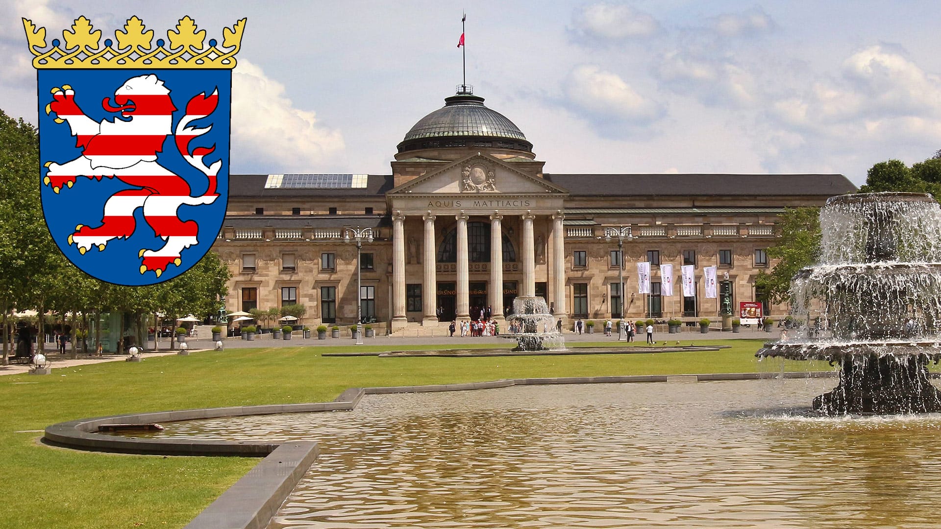 historische Kurhaus mit Teich und Springbrunnen in der Innenstadt von Wiesbaden Hessen