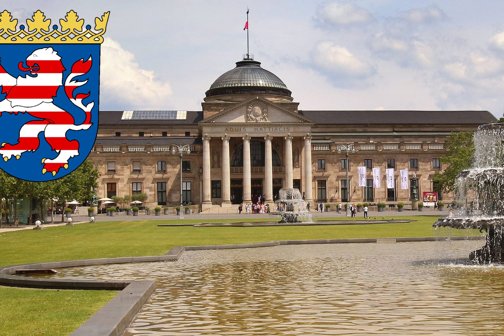 historische Kurhaus mit Teich und Springbrunnen in der Innenstadt von Wiesbaden Hessen