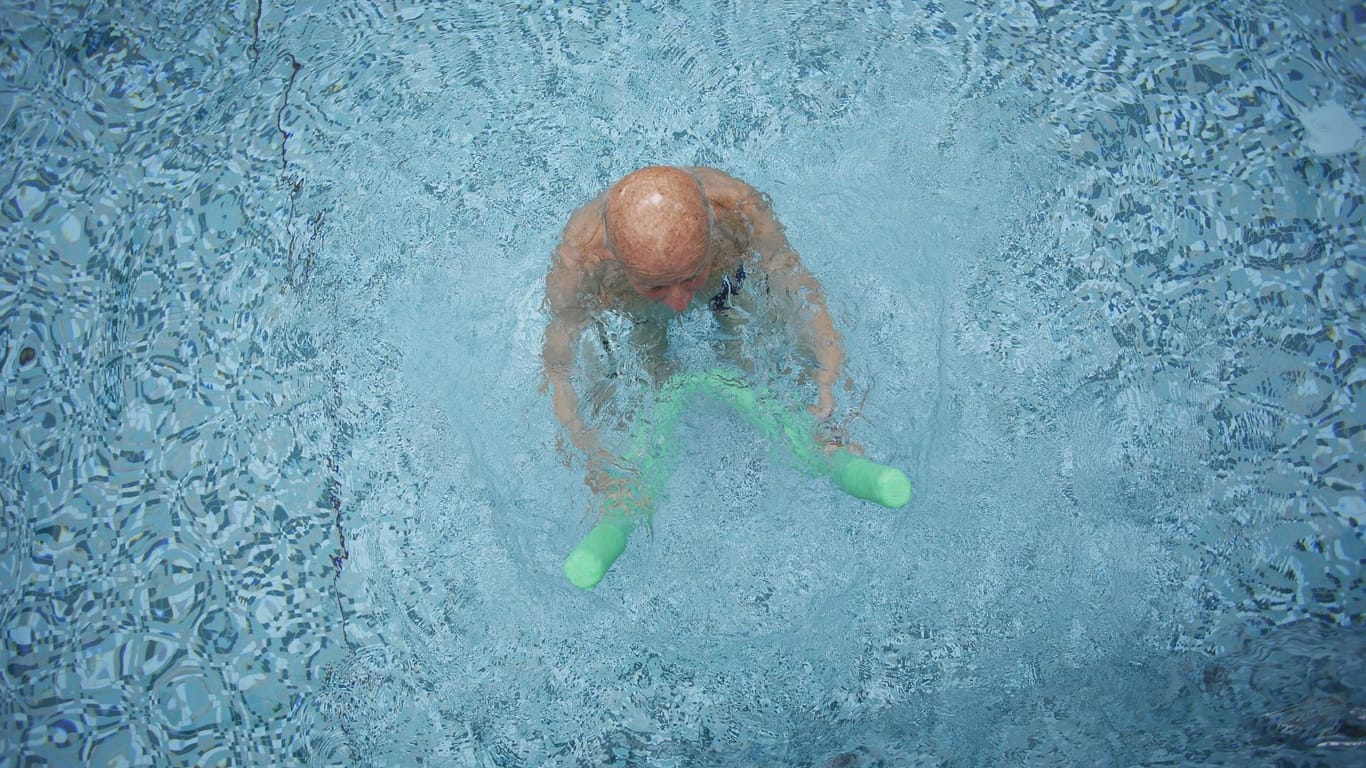 Ein Mann macht Wassergymnastik (Symbolbild): Trotz Teil-Lockdowns werden im Wolfsburger Schwefelbad weiter Einzeltherapien angeboten.