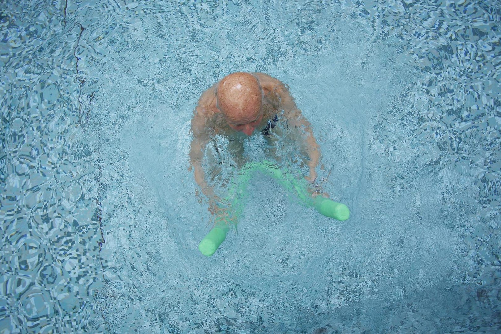 Ein Mann macht Wassergymnastik (Symbolbild): Trotz Teil-Lockdowns werden im Wolfsburger Schwefelbad weiter Einzeltherapien angeboten.