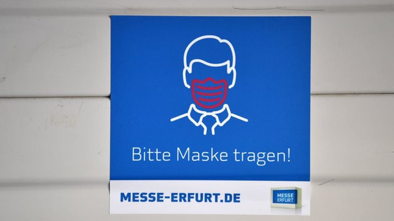 "Bitte Maske tragen" steht auf einem Aufkleber: Eine Fachmesse widmet sich in Erfurt dem Thema Pandemieschutz.