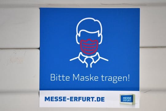 "Bitte Maske tragen" steht auf einem Aufkleber: Eine Fachmesse widmet sich in Erfurt dem Thema Pandemieschutz.