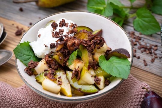 Wenn Birne und Pflaume sich zusammen tun: Für den nötigen Biss in diesem Salat sorgt das Schoko-Nuss-Crunch als Topping.