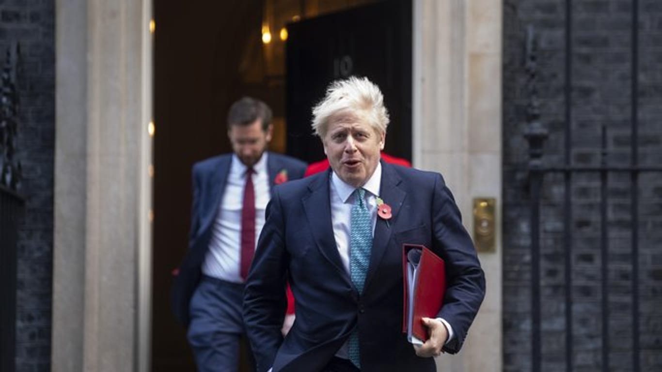 Boris Johnson vor der Tür von Downing Street 10.