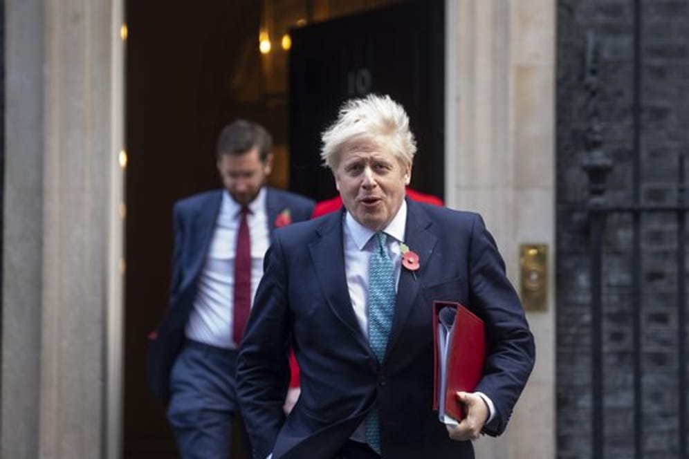 Boris Johnson vor der Tür von Downing Street 10.