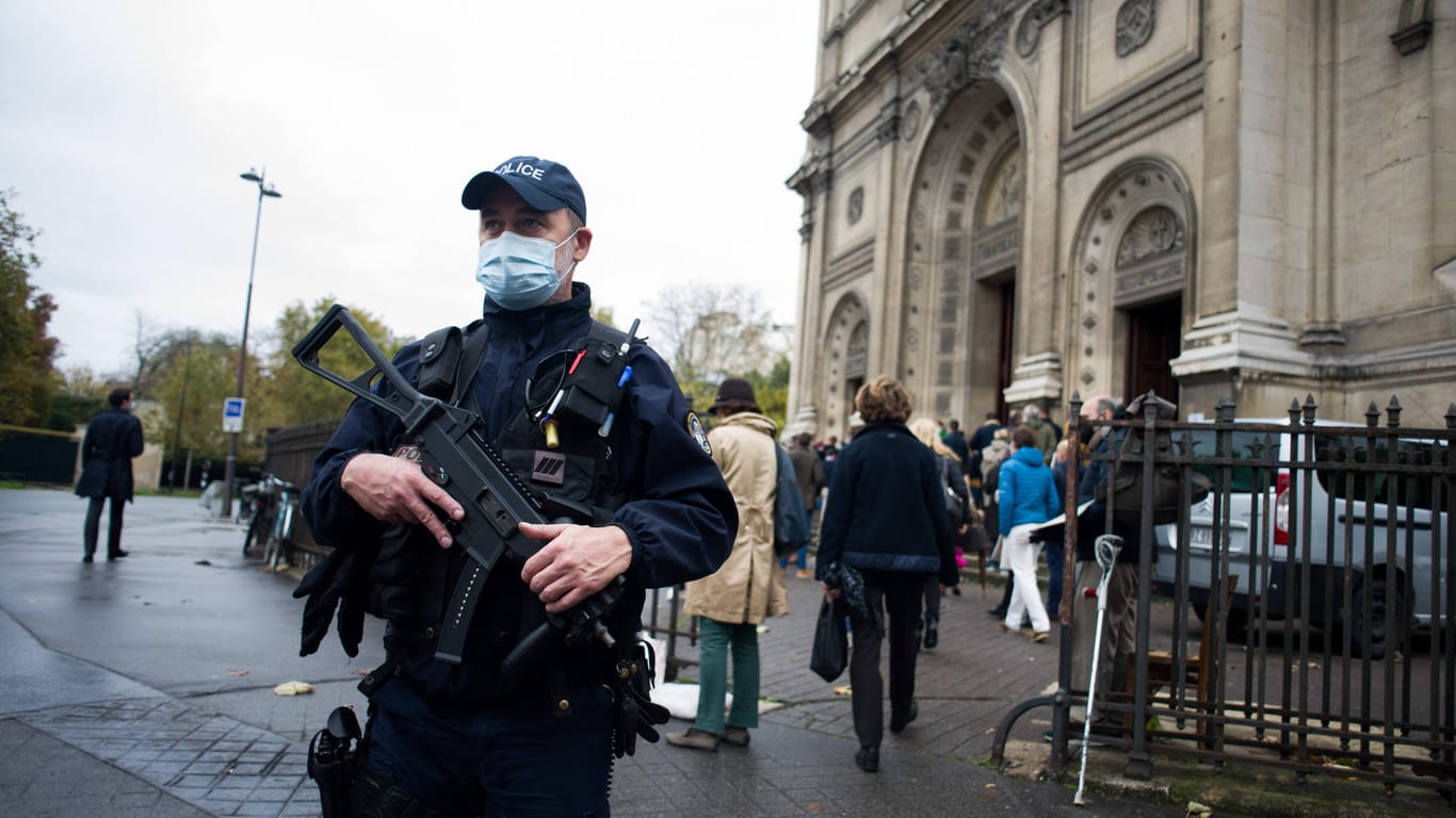 Frankreich: Die Polizei hat einen Mann mit Machete festgenommen.