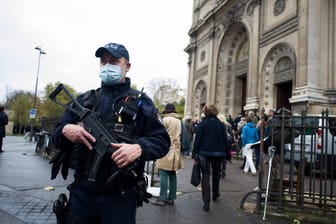 Frankreich: Die Polizei hat einen Mann mit Machete festgenommen.