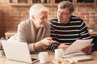 Ein älteres Paar plant sein Haushaltsbudget (Symbolbild): Wer sich am Anfang einen Plan macht, hat am Ende weniger Stress.