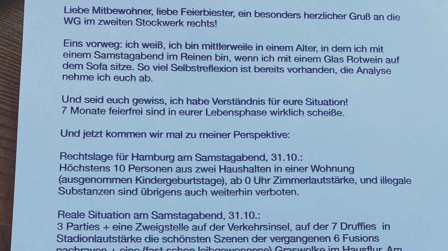 Ein Foto des Briefs, den eine Mutter in Hamburg aufgehängt hat: Hiermit wollte sie ihre Nachbarn dazu aufrufen, sich an die Corona-Regeln zu halten und wohl auch etwas Dampf ablassen.