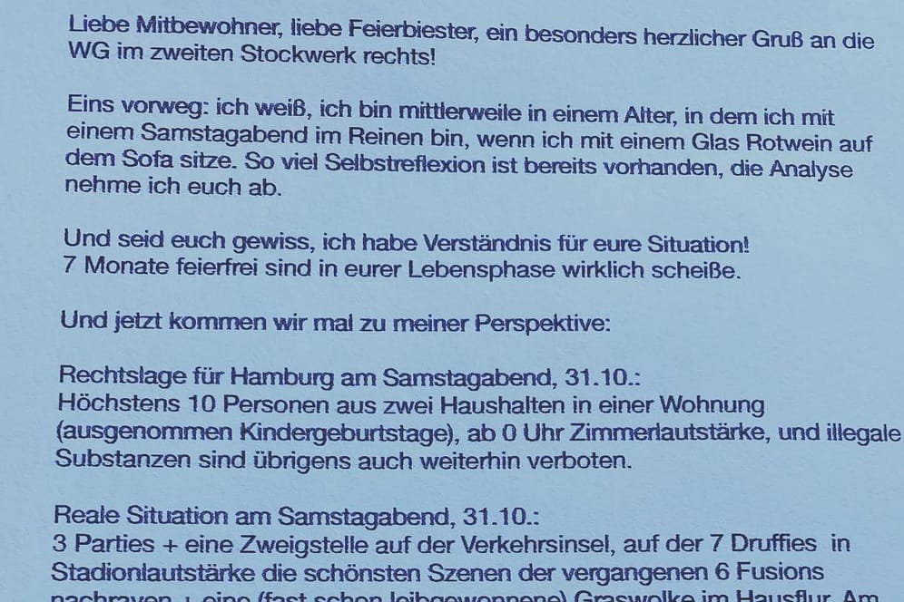 Ein Foto des Briefs, den eine Mutter in Hamburg aufgehängt hat: Hiermit wollte sie ihre Nachbarn dazu aufrufen, sich an die Corona-Regeln zu halten und wohl auch etwas Dampf ablassen.