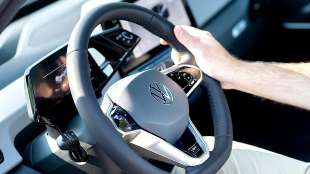 Wärme intelligent steuern: Wer sein E-Auto vorheizt und unterwegs gezielt die Lenkrad- und Sitzheizung nutzt, kann Reichweite sparen.