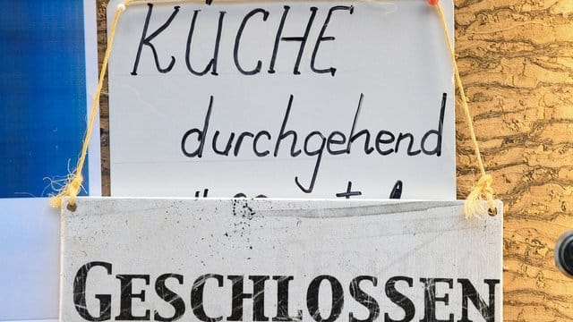 "Küche durchgehend geschlossen" prangt im Schaufenster eines Restaurants in der berühmten Rüdesheimer Drosselgasse. "Küche durchgehend geschlossen" prangt im Schaufenster eines Restaurants in der berühmten Rüdesheimer Drosselgasse.