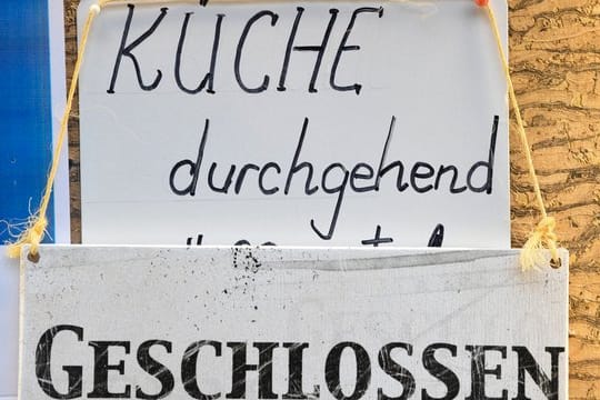 "Küche durchgehend geschlossen" prangt im Schaufenster eines Restaurants in der berühmten Rüdesheimer Drosselgasse.
