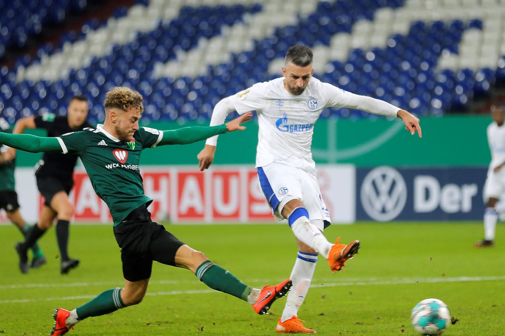 Vedad Ibisevic (r.) vor seinem Treffer: Der Stürmer erzielte für Schalke das 1:1.