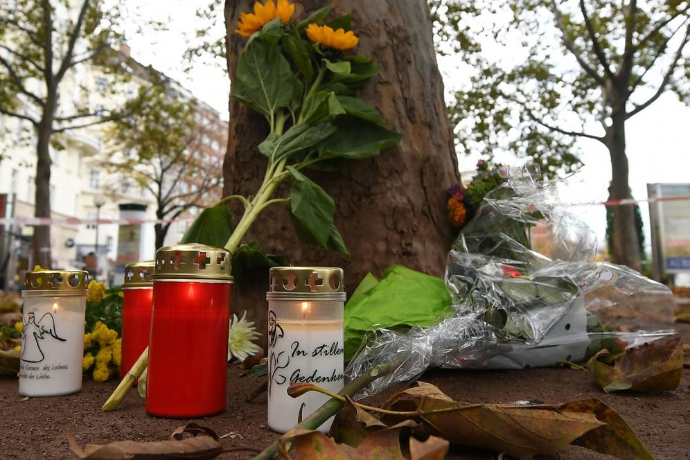 Trauer in Wien: Bei einem Terroranschlag wurden vier Personen getötet, darunter eine deutsche Frau.