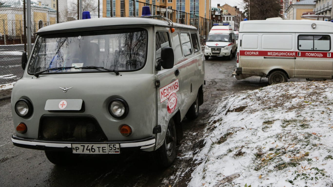 Krankenwagen vor einem Krankenhaus im Omsk Ende Oktober: In der Stadt gibt es kaum noch freie Betten für neue Corona-Patienten.