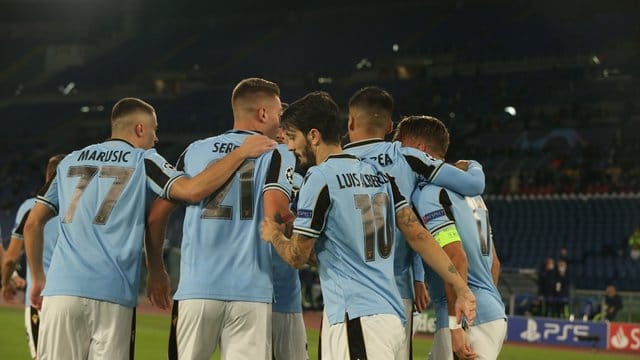 Zu viel Nähe? Gegen Lazio Rom wird wegen möglicher Verletzungen der Corona-Auflagen ermittelt.