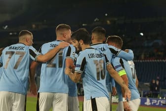 Zu viel Nähe? Gegen Lazio Rom wird wegen möglicher Verletzungen der Corona-Auflagen ermittelt.
