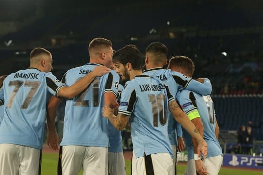 Zu viel Nähe? Gegen Lazio Rom wird wegen möglicher Verletzungen der Corona-Auflagen ermittelt.