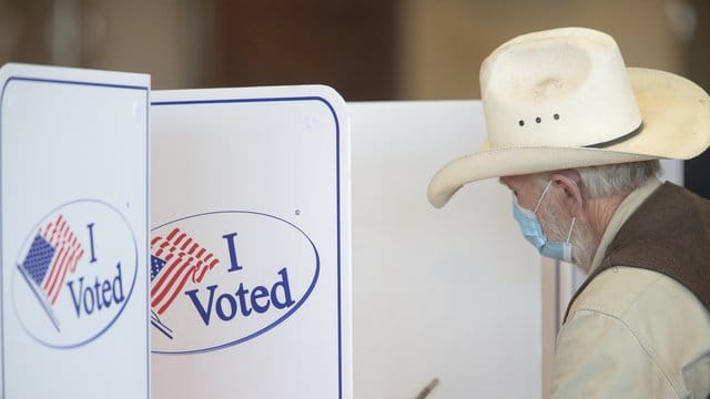 Ein Wähler füllt seinen Stimmzettel in einem Wahllokal in der Hillcrest High School in Idaho Falls aus. Ein Wähler füllt seinen Stimmzettel in einem Wahllokal in der Hillcrest High School in Idaho Falls aus.