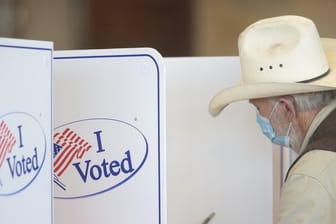 Ein Wähler füllt seinen Stimmzettel in einem Wahllokal in der Hillcrest High School in Idaho Falls aus.