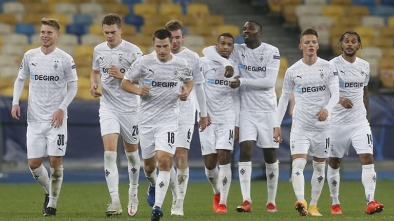 Die Spieler von Borussia Mönchengladbach feiern das 6:0 im Spiel gegen Schachtjor Donezk.